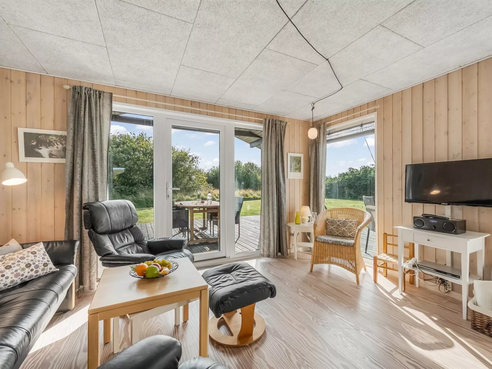 "Holm" - 700m to the fjord-Binnen