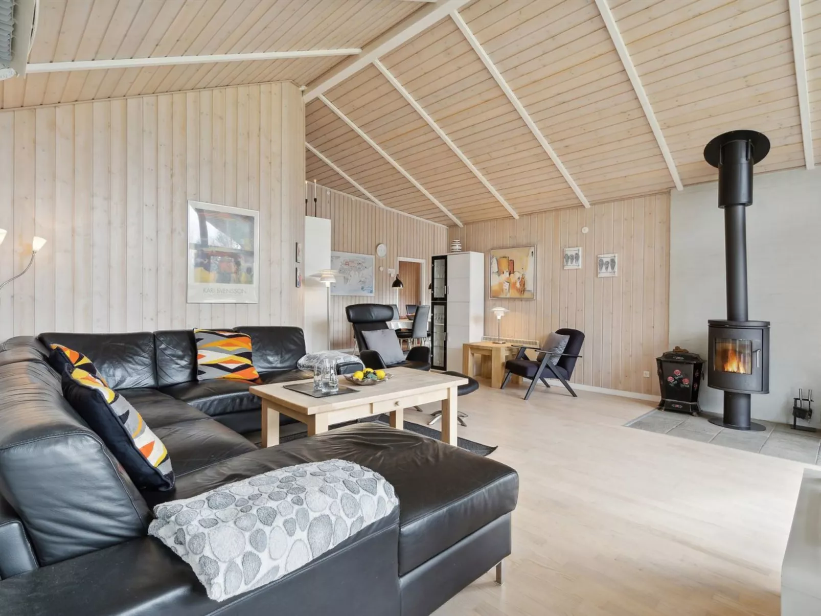 "Elif" - 30km from the sea-Binnen