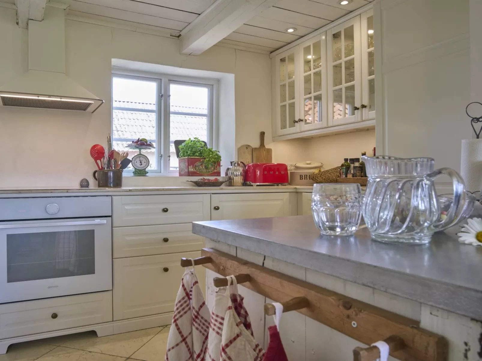 "Merrit" - 250m from the sea-Binnen