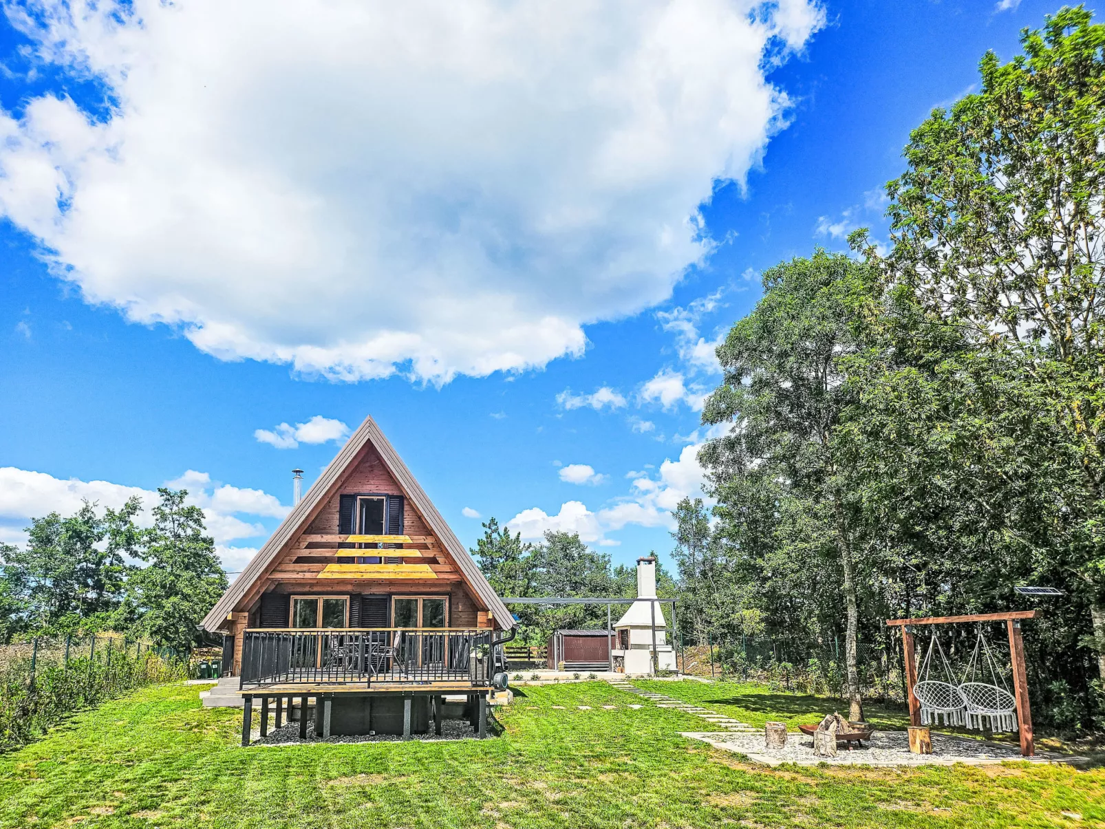 Tomina Koliba Lika-Buiten