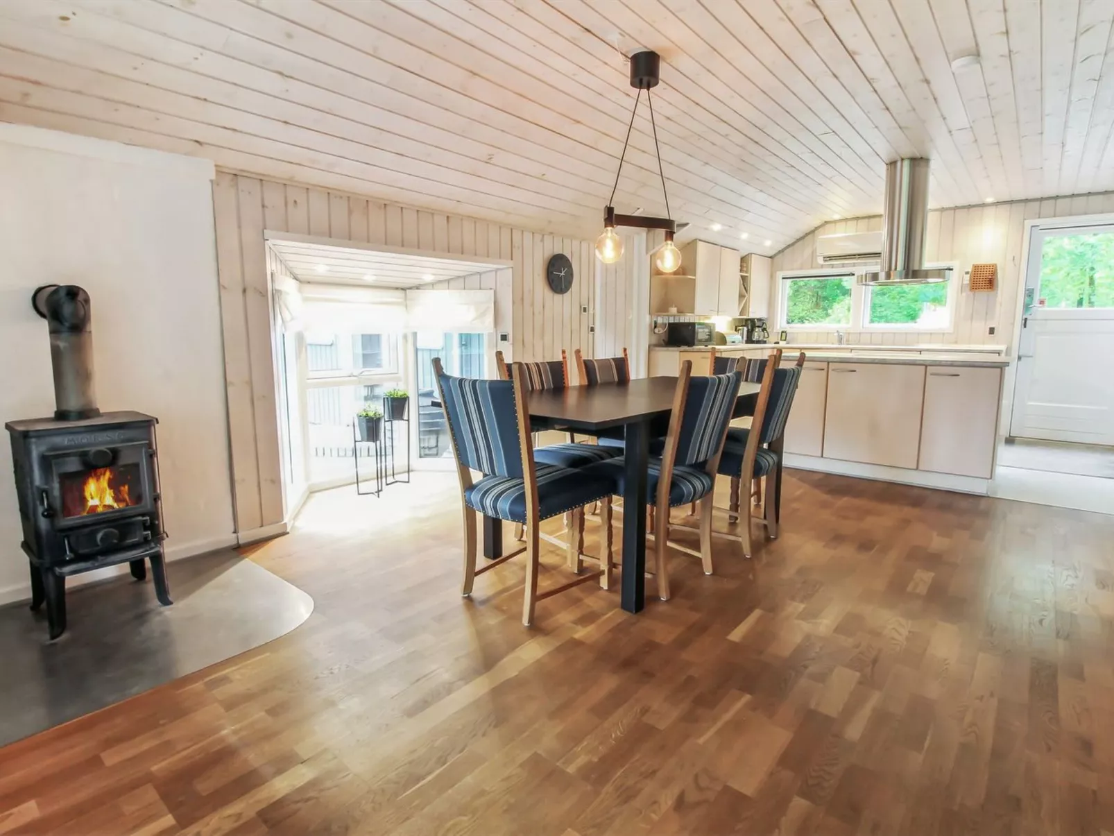 "Lenya" - 33km from the sea-Binnen