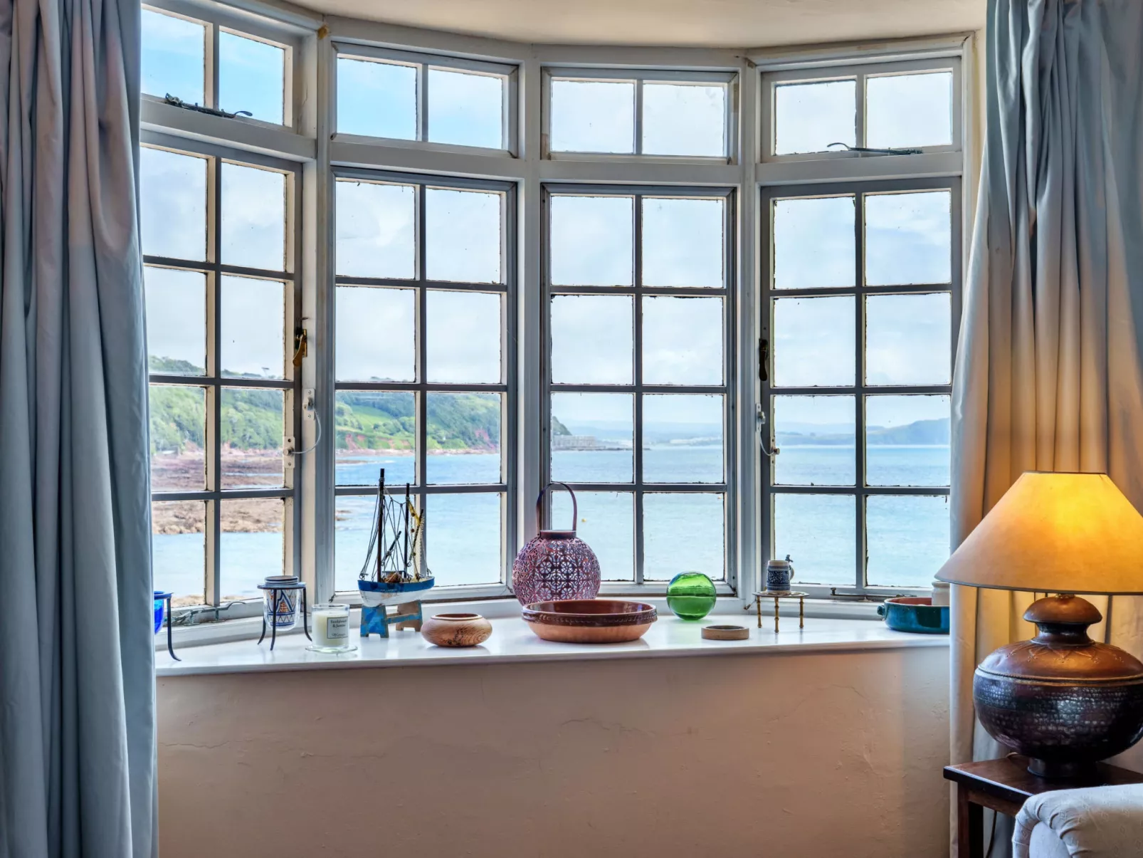 April Cottage-Binnen