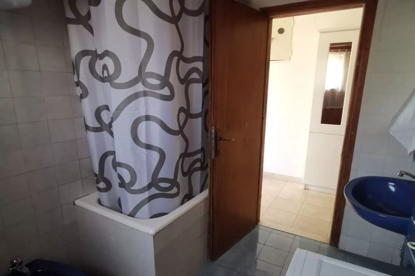 Three Bedroom Apartment with Terrace and  Sea View-Badkamer