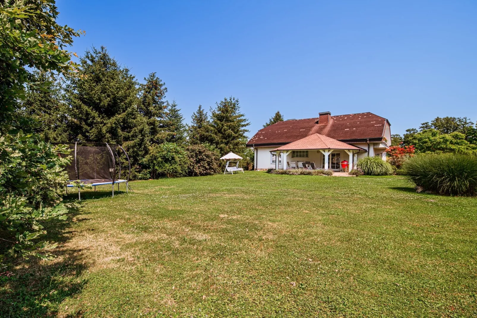 Stunning Rural Holiday Home with Garden and BBQ -  Four Bedroom Holiday Home-Buitenlucht