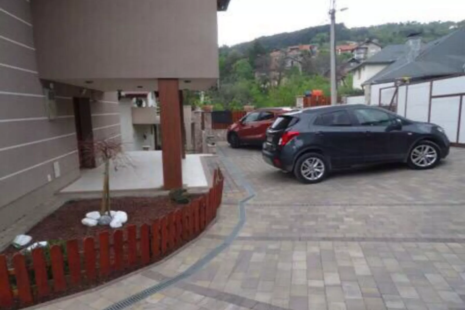 Villa Sarajevo Hills - Five Bedroom Villa with Terrace and Garden-Parkeerplaats