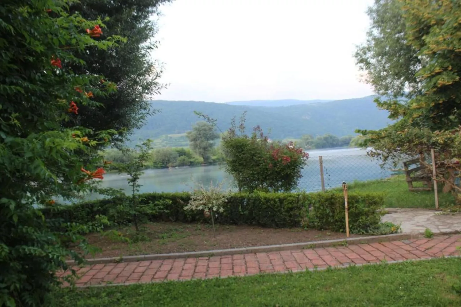 Four bedroom home with river view-Buitenlucht