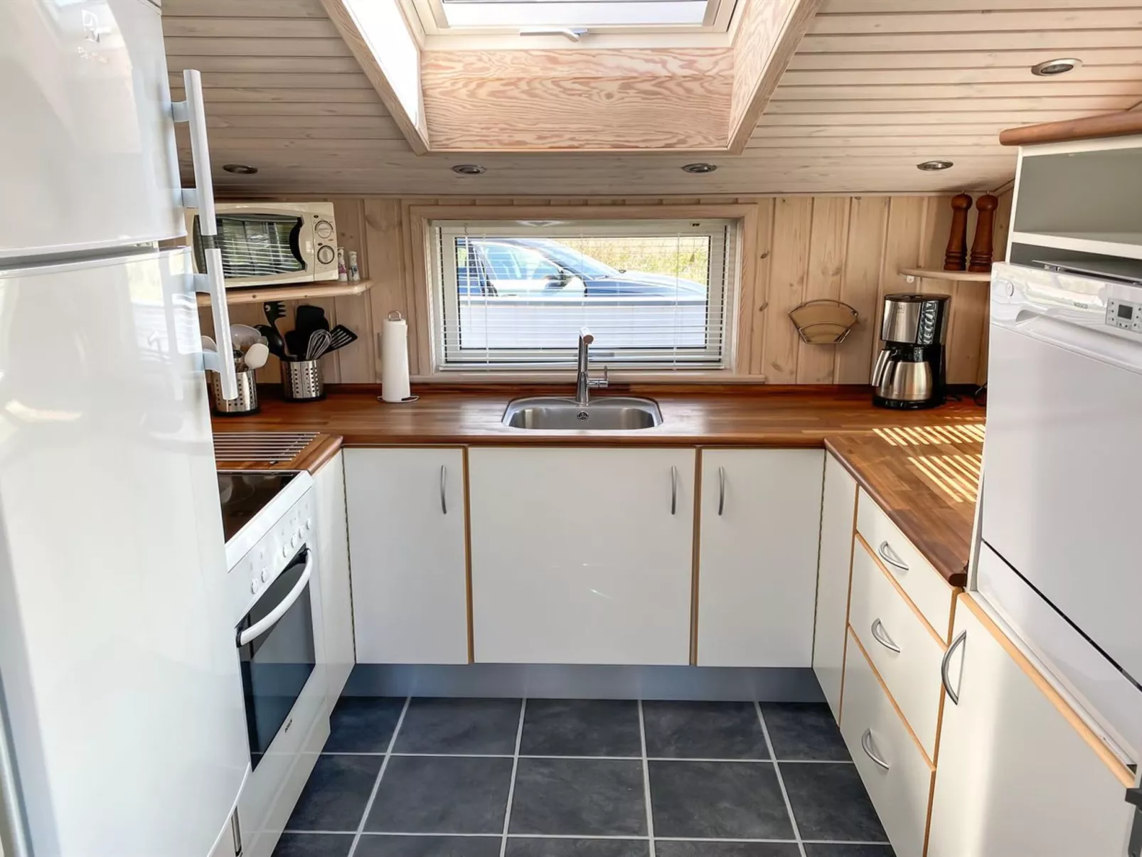 "Laurits" - 300m from the sea-Binnen