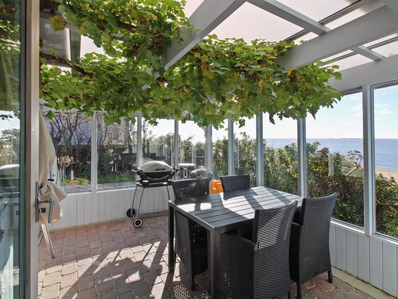 "Erno" - 20m from the sea-Binnen