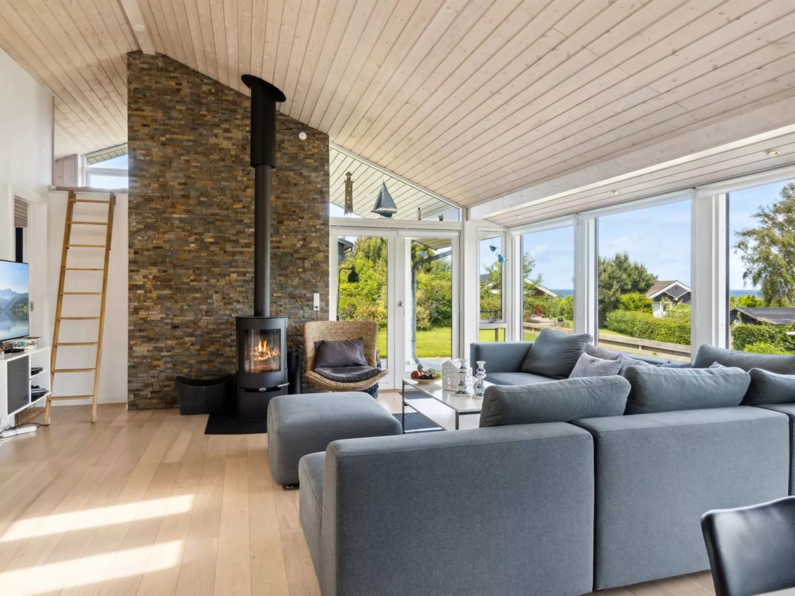 "Tuulikki" - 100m from the sea-Binnen