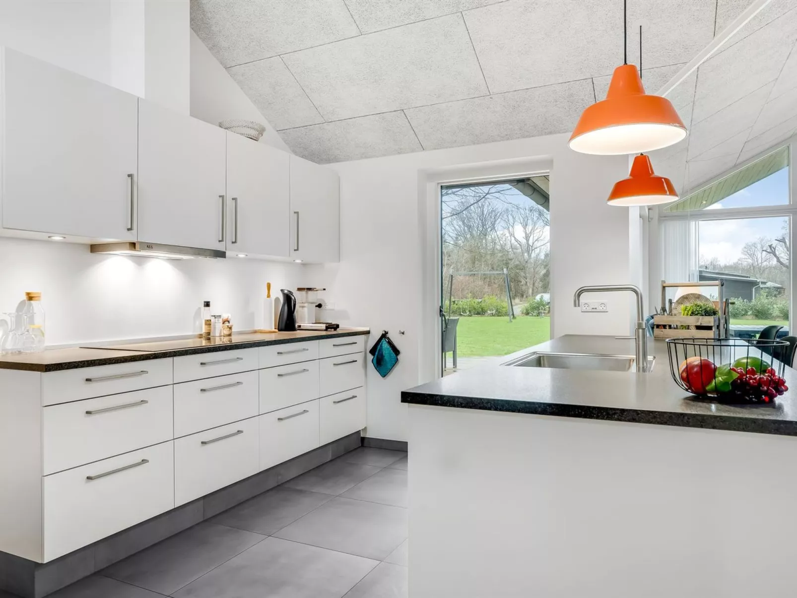 "Erlinda" - 300m from the sea-Binnen