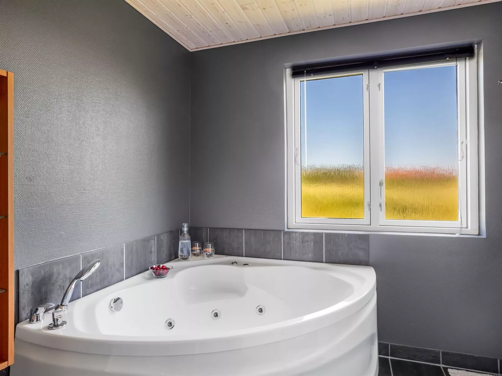 "Ernesta" -  from the sea-Binnen