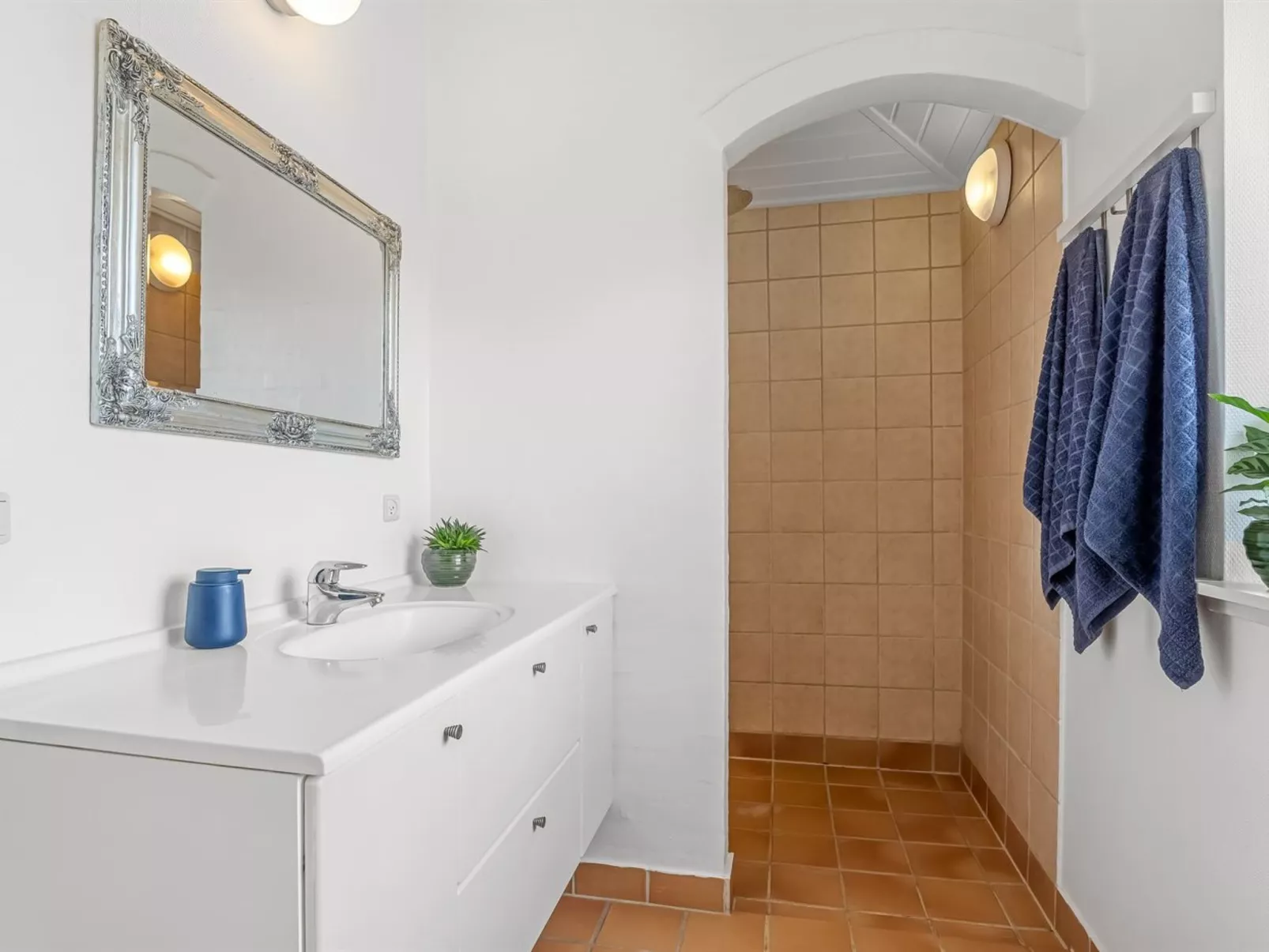 "Glenda" - 2.1km from the sea-Binnen