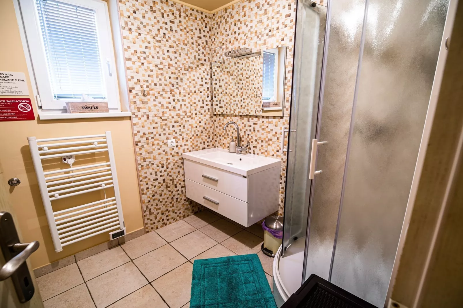 Elegant and Stylish Retreat Apartments with Terrace - Two Bedroom Apartment with Terrace-Badkamer