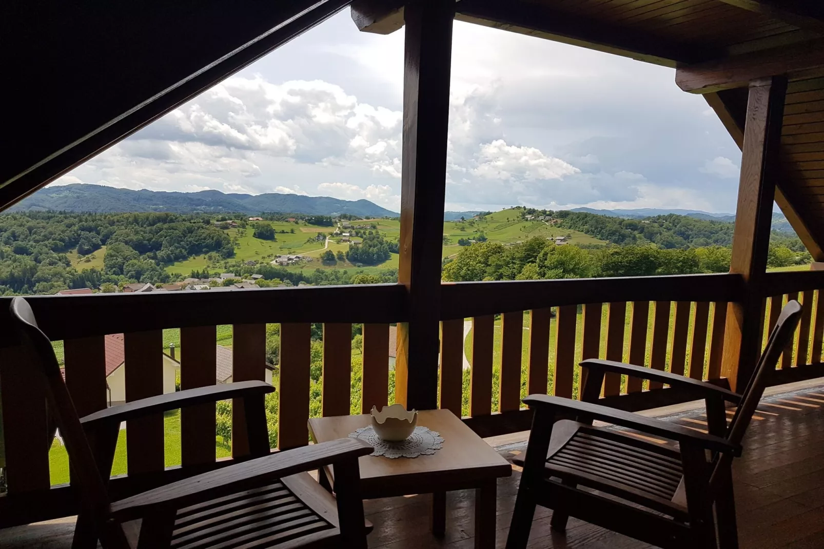 Vivid Hillside Country House with Hot-Tub and Sauna - Two Bedroom Country House-Terrasbalkon