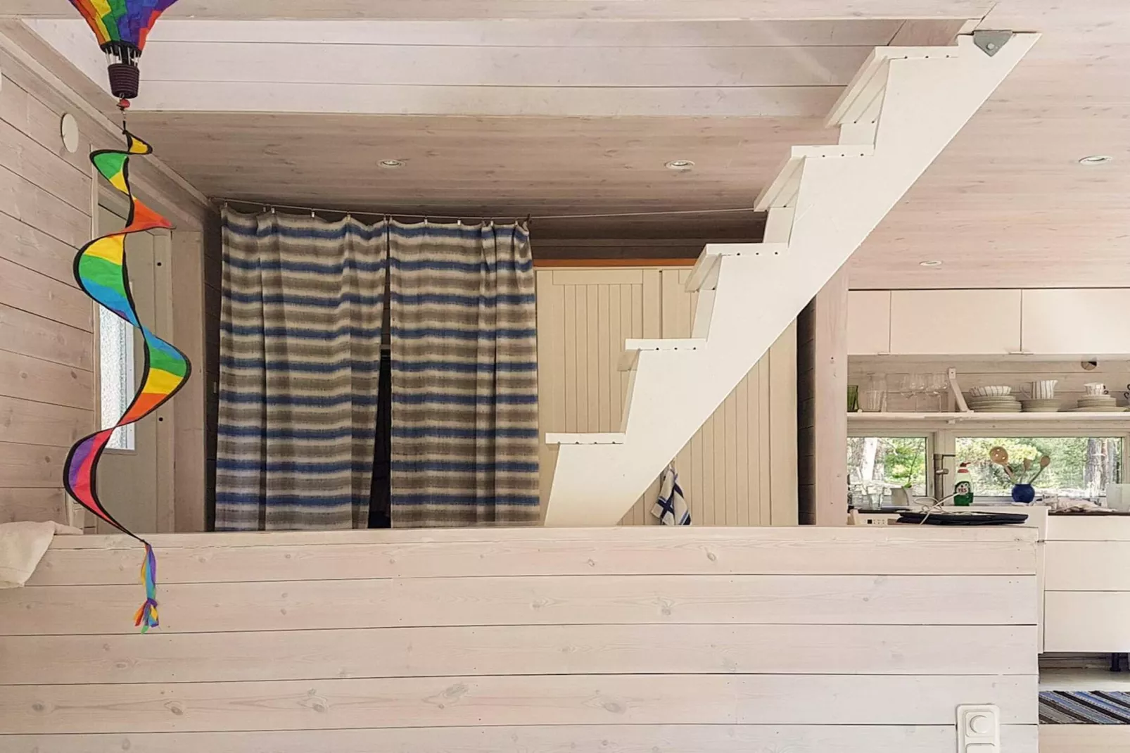 Rustig eilandhuis vlakbij de zee-Binnen