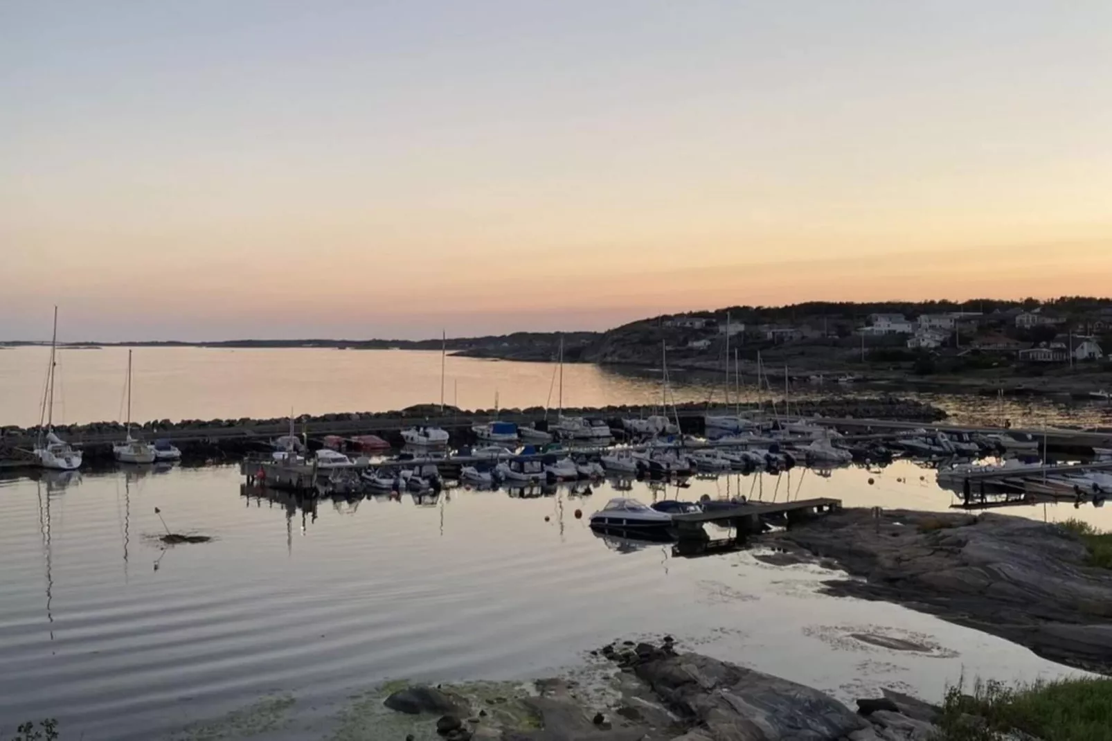 Kustwoning in Sandvik met zwembad-Buitenlucht