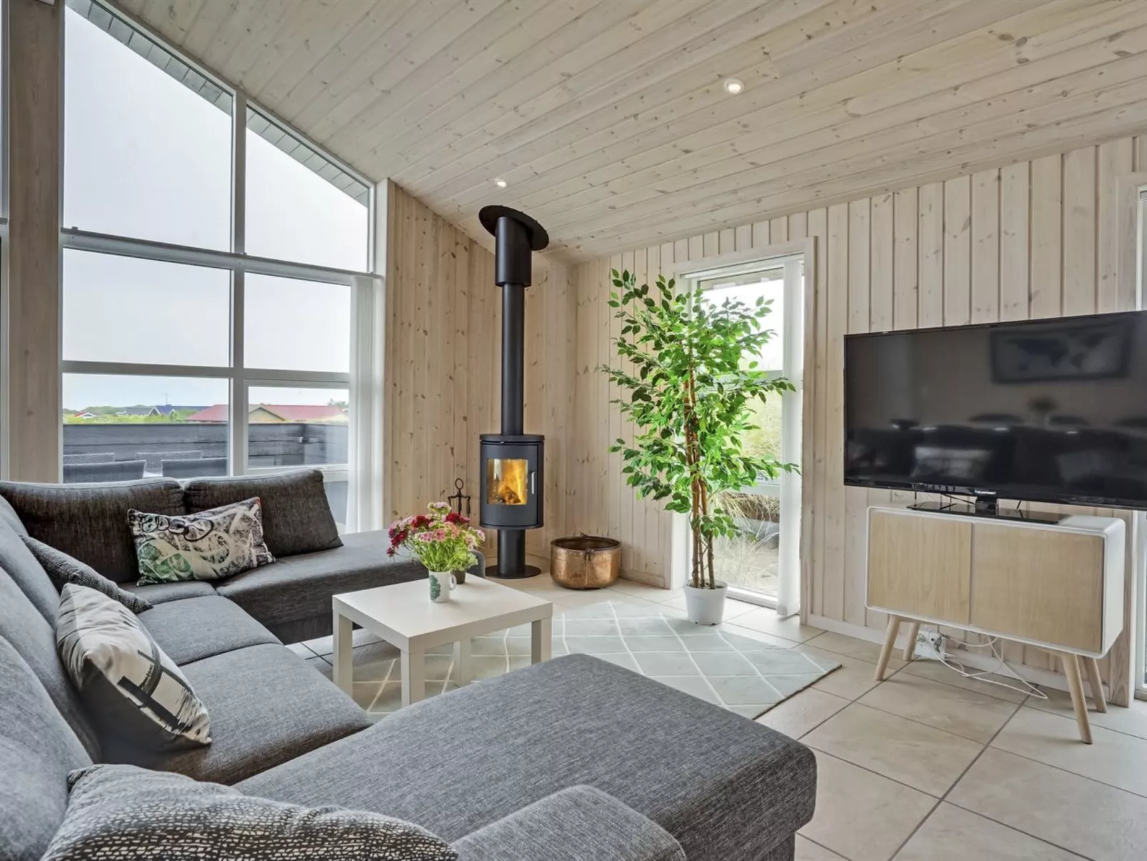 "Mavis" - 800m from the sea-Binnen