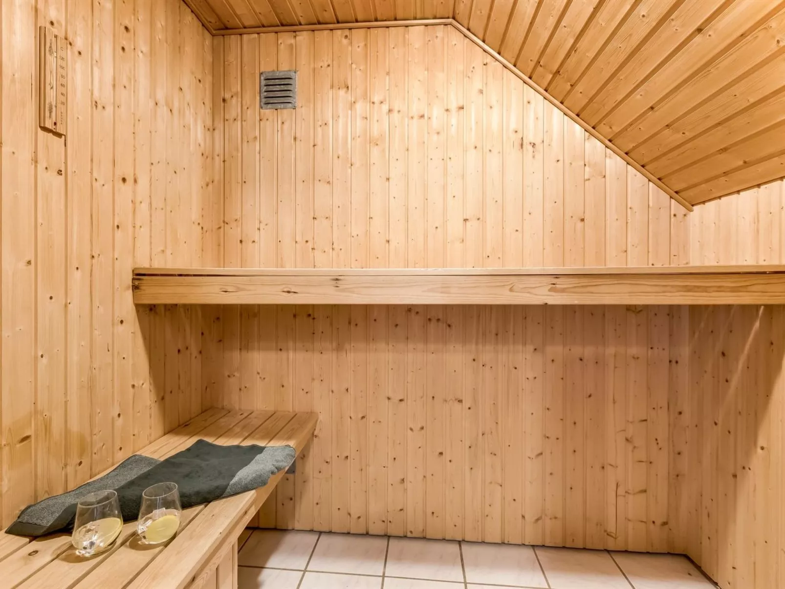 "Marilisa" - 700m to the fjord-Binnen