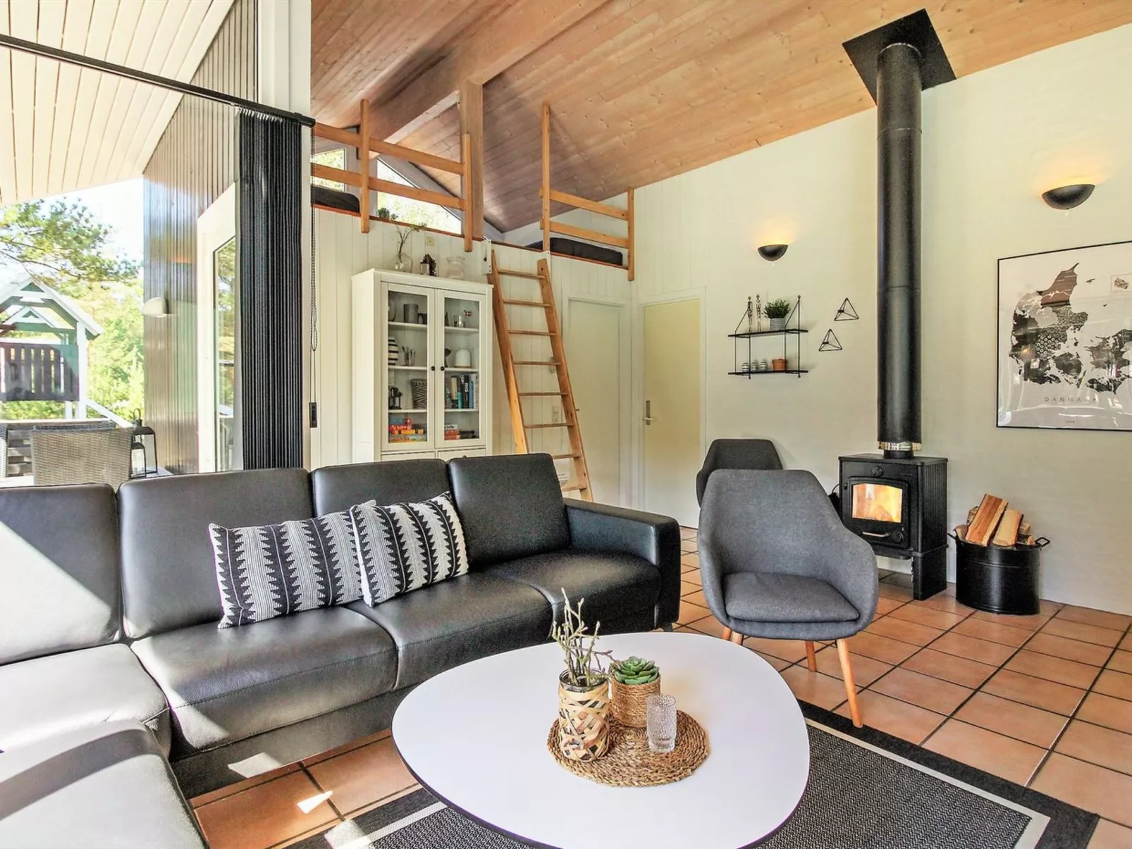 "Jensen" - 700m to the fjord-Binnen