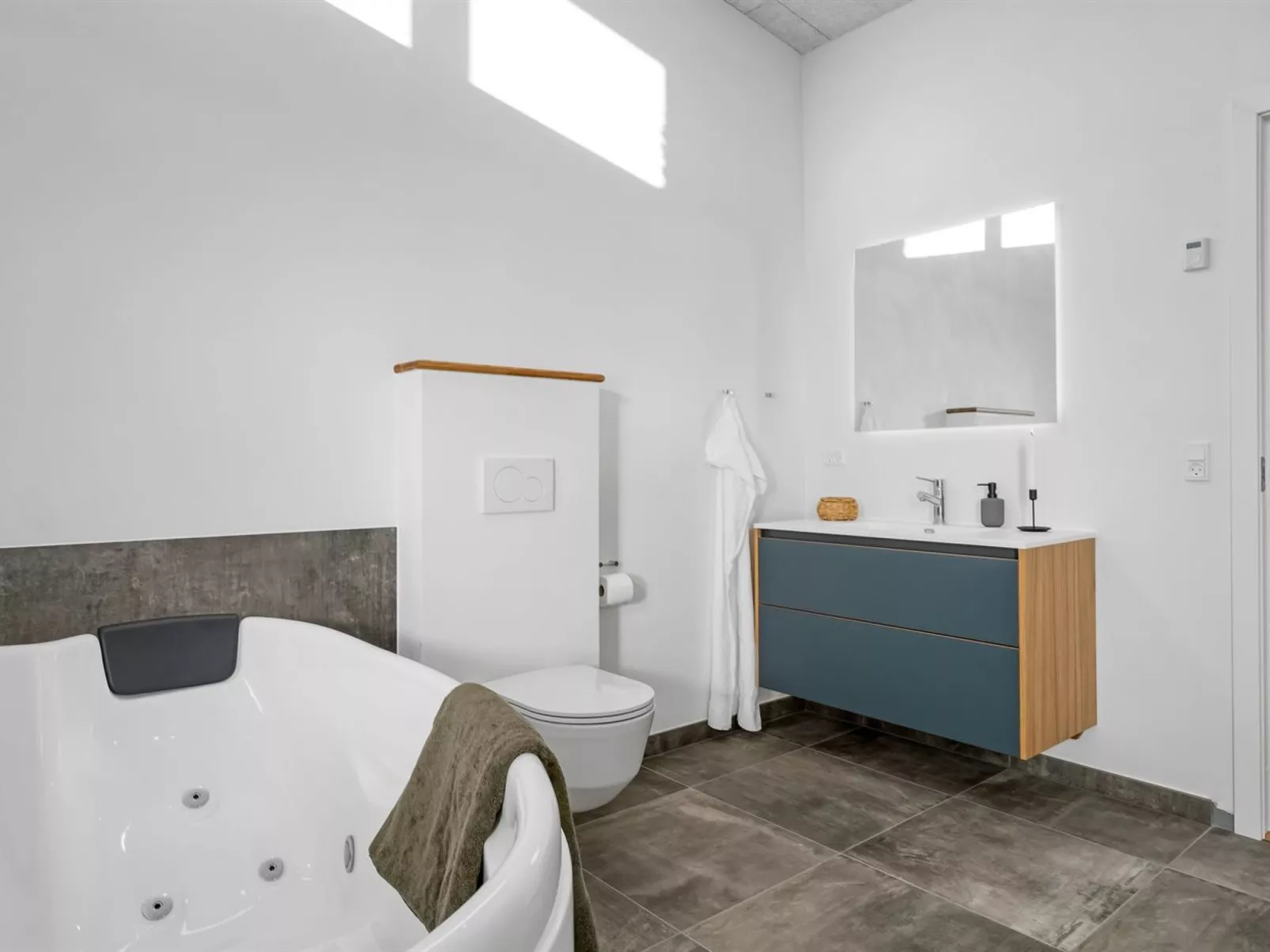 "Elevus" -  from the sea-Binnen