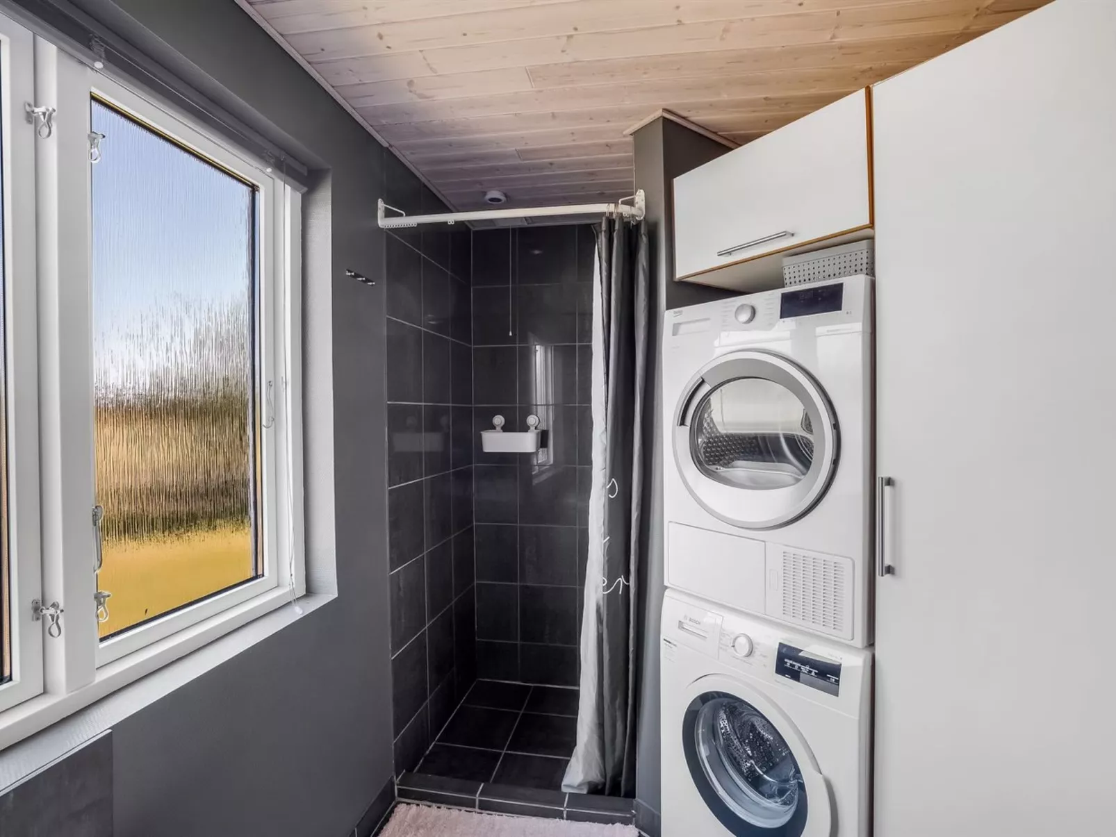 "Ernesta" -  from the sea-Binnen