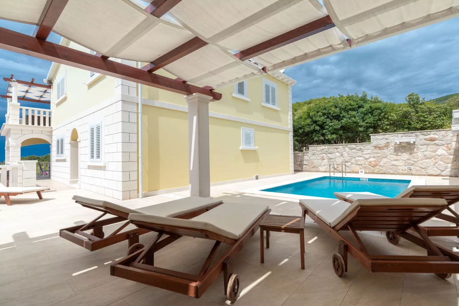 Modern Villa with Pool-Zwembad