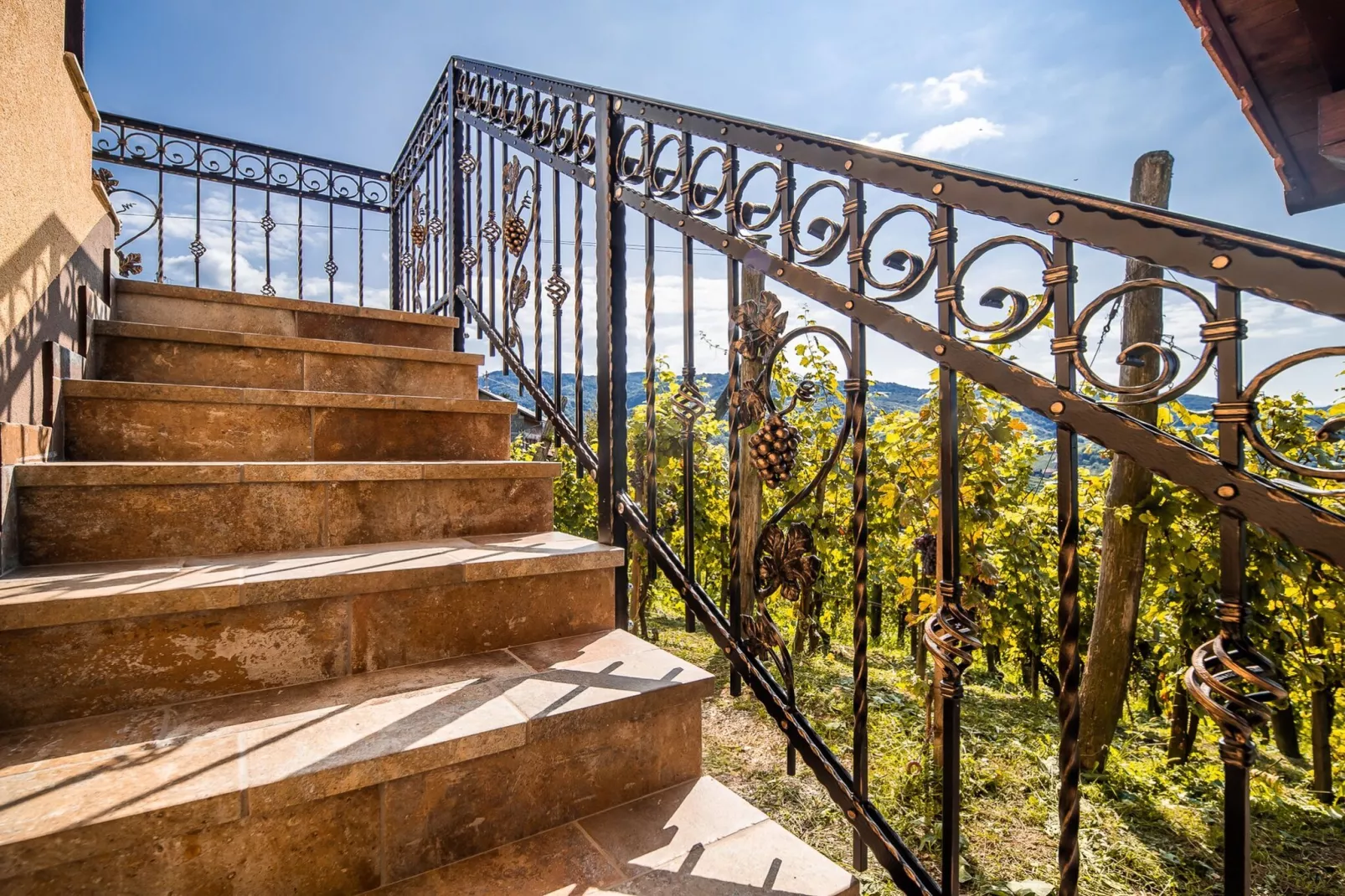 Serene Hollow Holiday Home with Mountain View - Two Bedroom Holiday Home with Mountain View-Trap