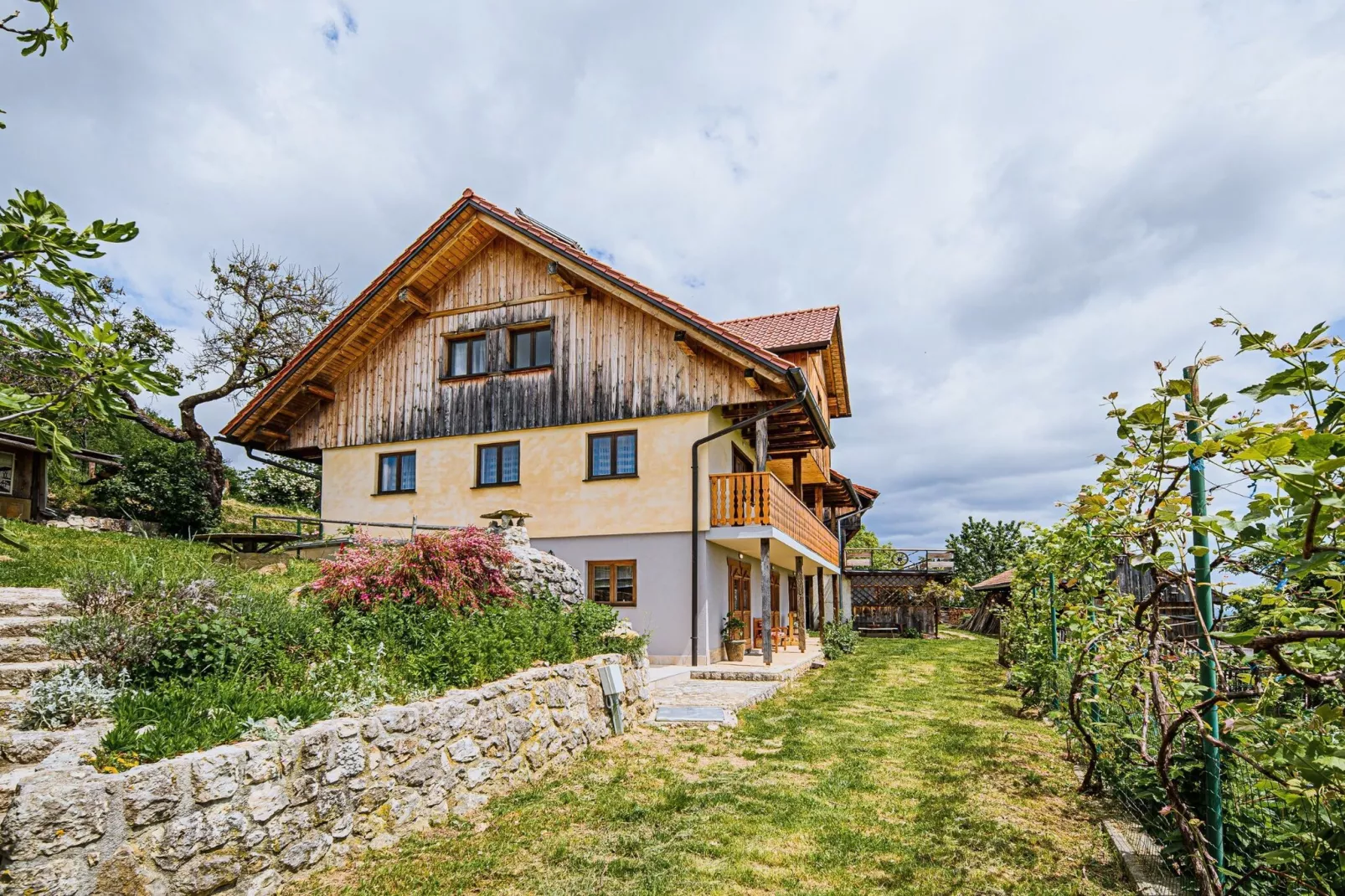 Hidden Authentic Haven Apartments - Two Bedroom Apartment with Balcony-Niet-getagd