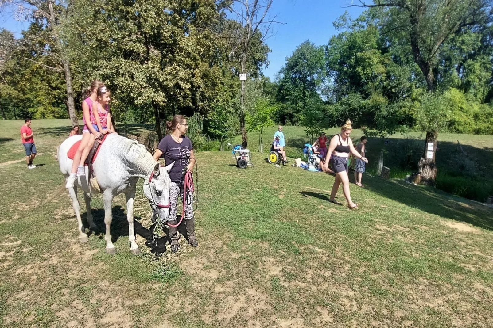 Cozy Luxe Holiday Home with Natural Thermal Bath - Seven Bedroom Holiday Home-Buitenlucht