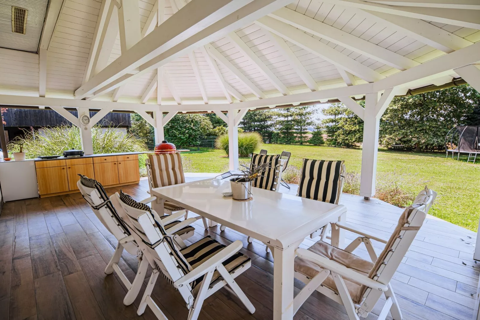 Stunning Rural Holiday Home with Garden and BBQ -  Four Bedroom Holiday Home-Buitenlucht