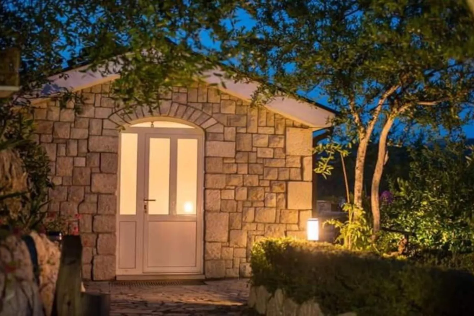 One-Bedroom Apartment With Lake View-Buitenlucht