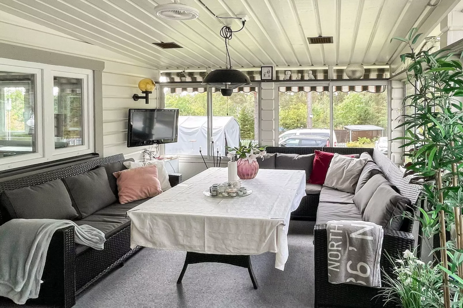 Villa in de archipel met zwembad en terras-Binnen