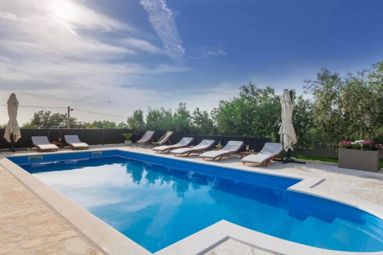 Holiday House BALEN with Swimming Pool - Six Bedroom Holiday House With Pool-Zwembad