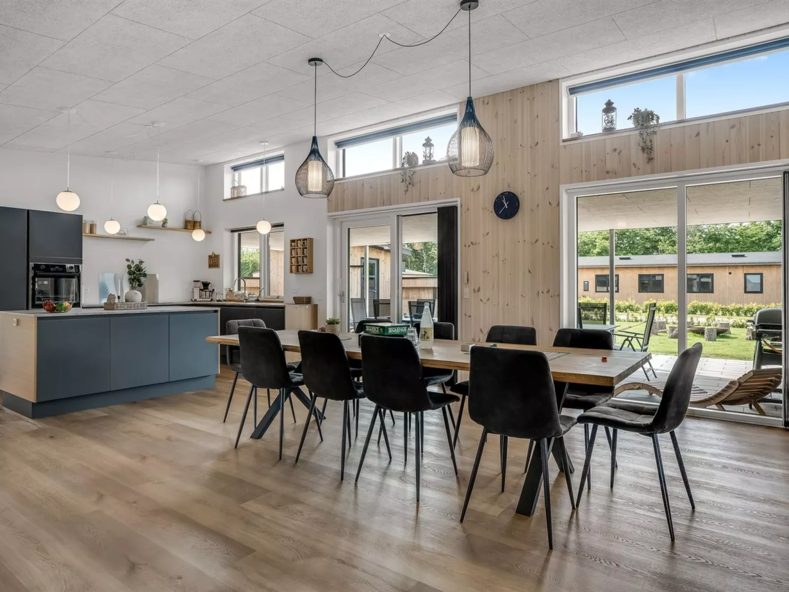 "Elevus" -  from the sea-Binnen