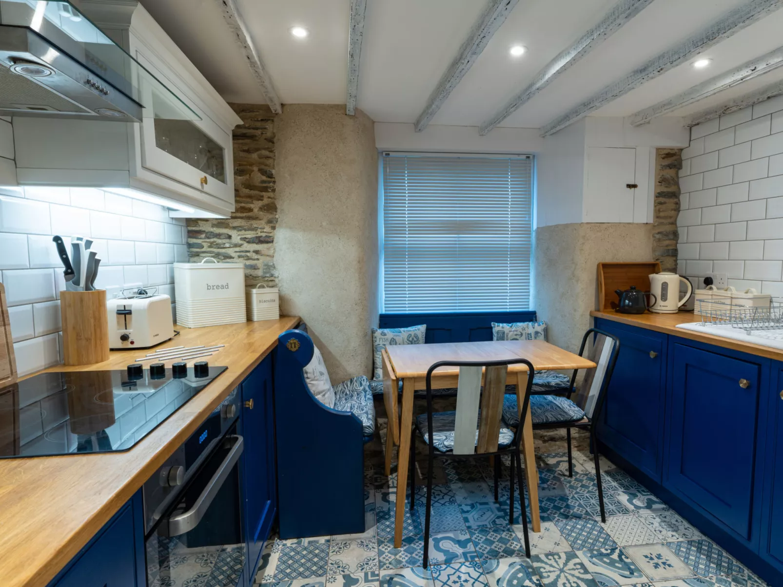 Old Harbour Cottage-Binnen