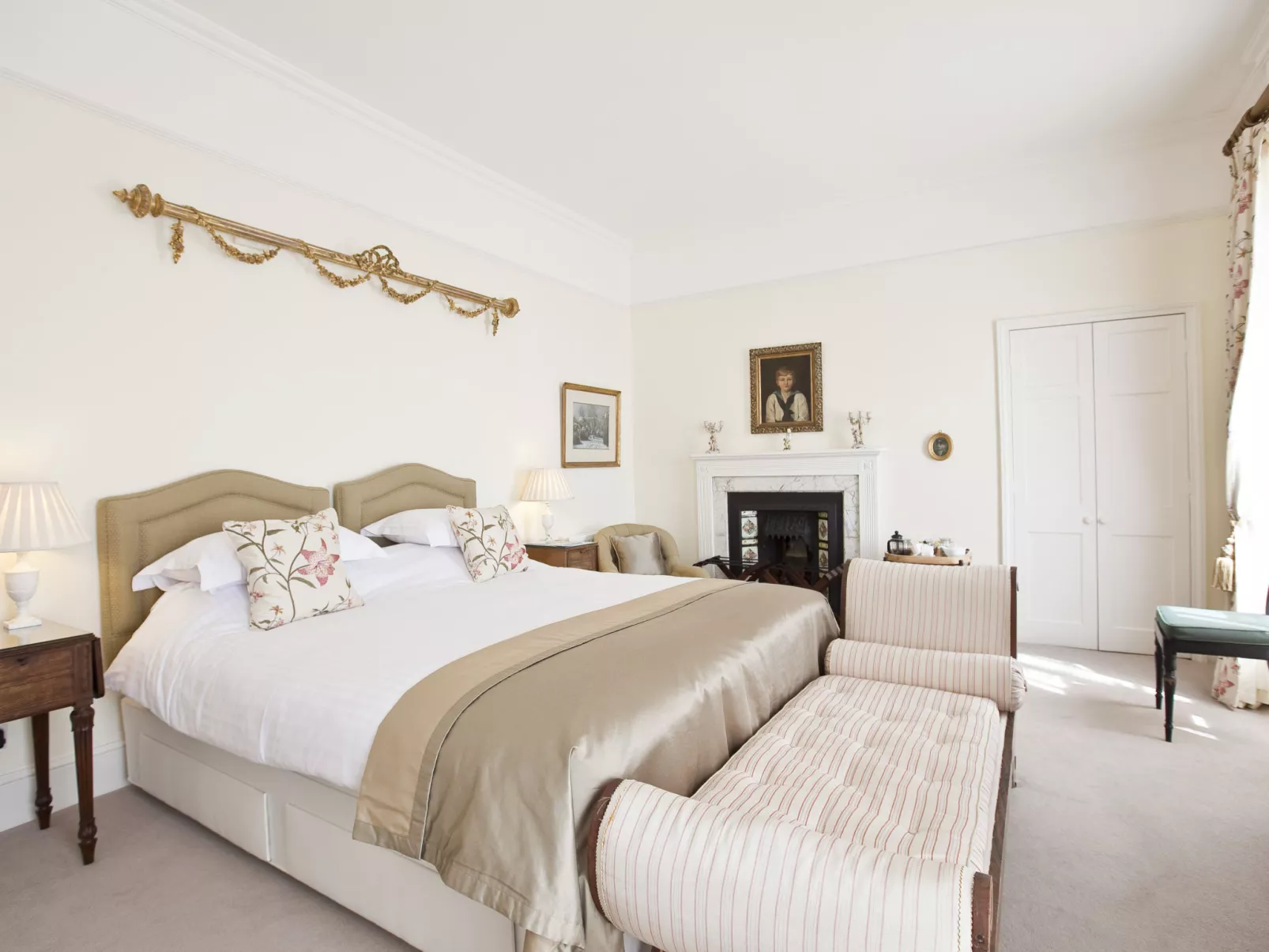 Historic Castle on River Tamar-Binnen