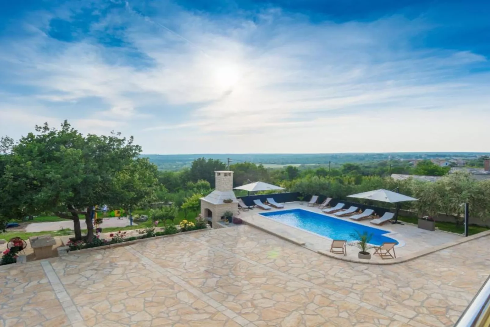 Holiday House BALEN with Swimming Pool - Six Bedroom Holiday House With Pool-Zwembad