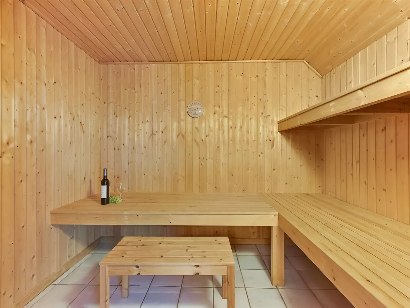 "Ellanor" - 1km from the sea-Binnen