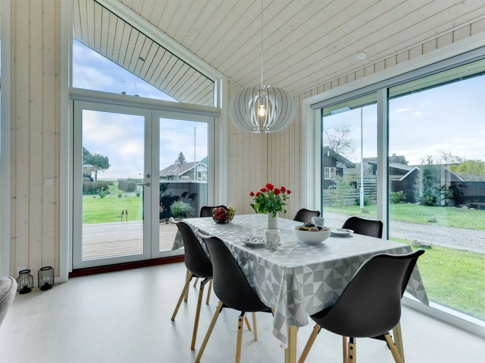 "Sighfrith" - 150m from the sea-Binnen