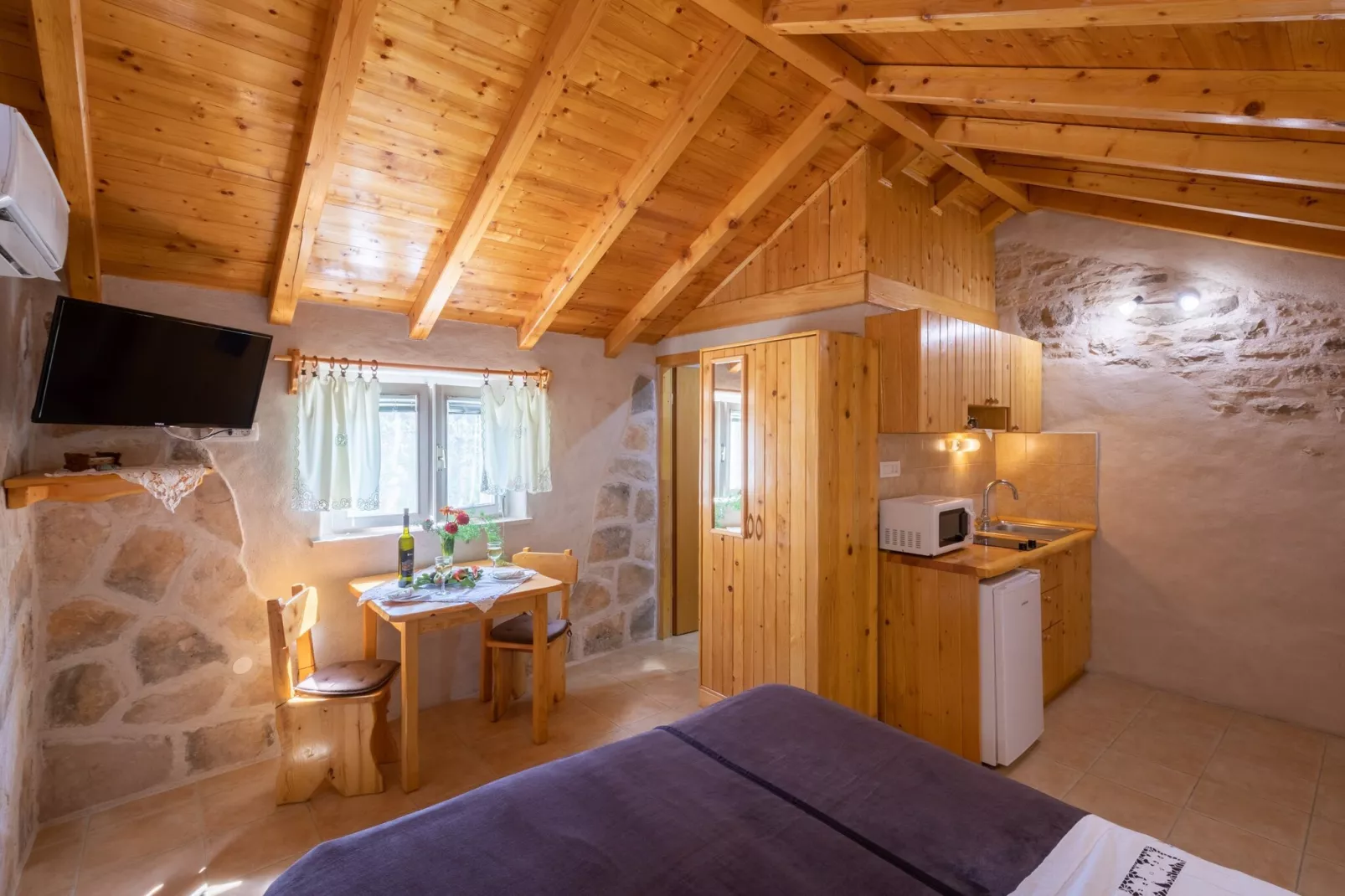 Stone House Harmony -Studio Apartment with Patio and Garden View ( 2 )-Binnen