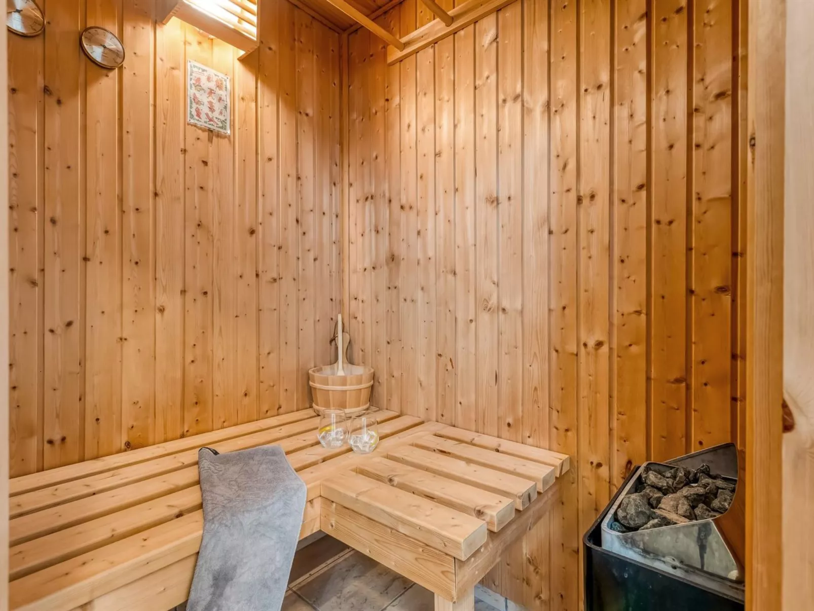 "Era" - 100m from the sea-Binnen