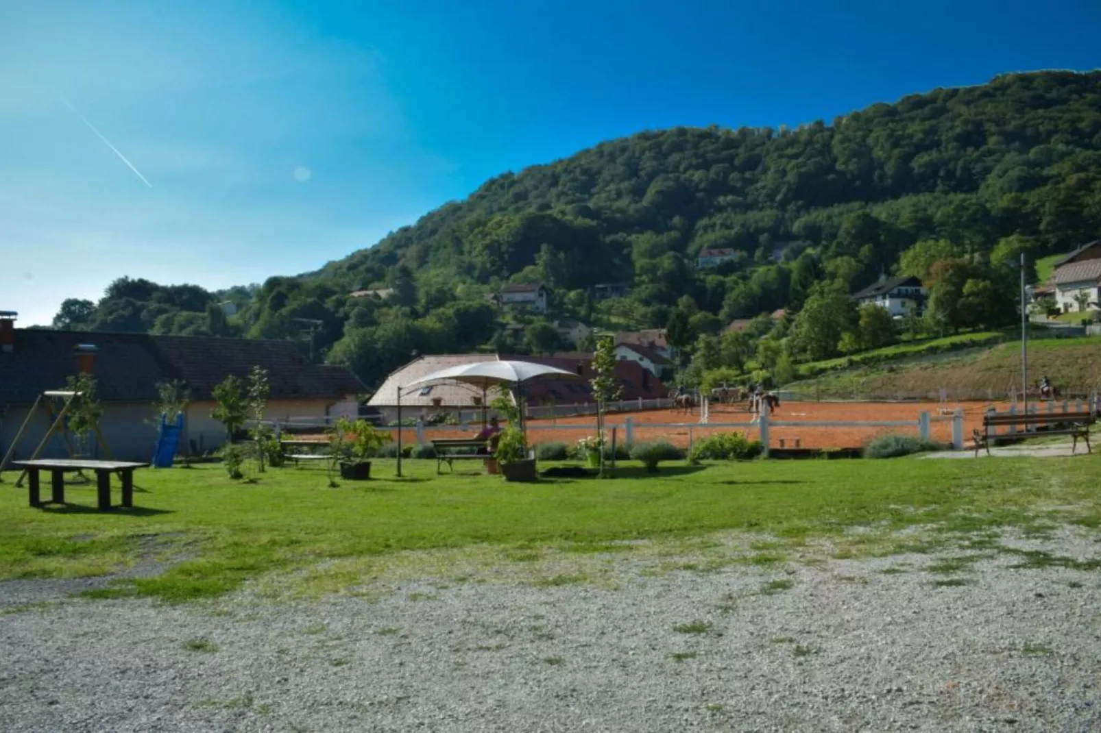 Zevnik Quiet Retreat with Stunning Views and Equestrian Activities - One Bedroom Apartment-Buitenlucht