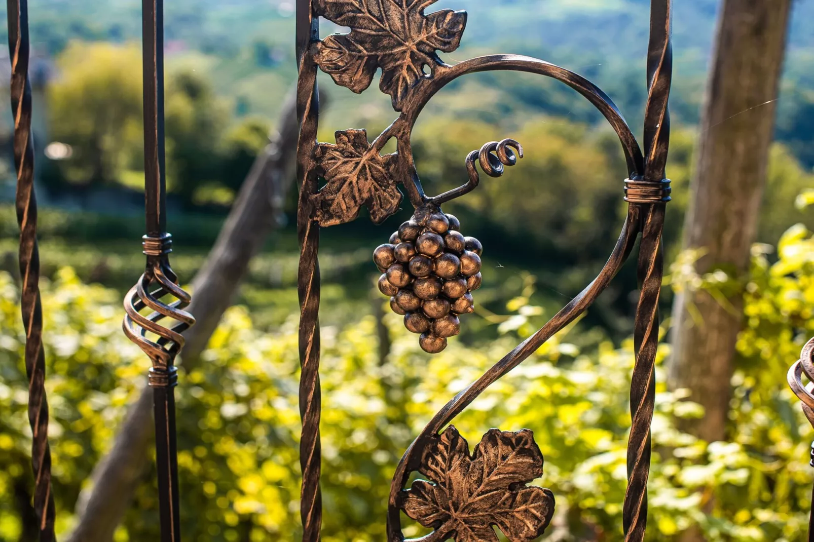 Serene Hollow Holiday Home with Mountain View - Two Bedroom Holiday Home with Mountain View-Trap