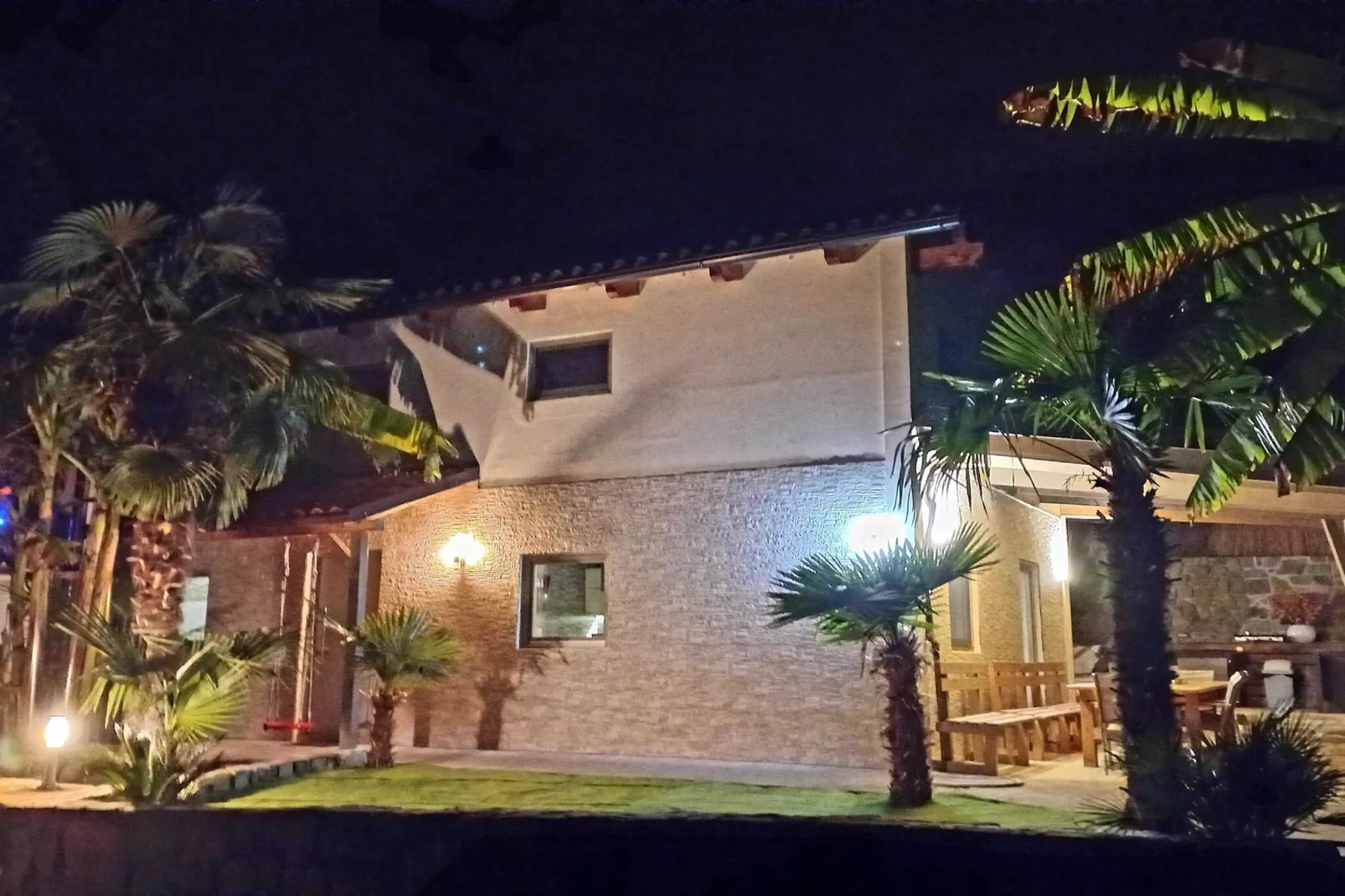 Family-Friendly Serene Retreat Holiday Home - Four Bedroom Holiday Home  with Terrace-Buitenlucht