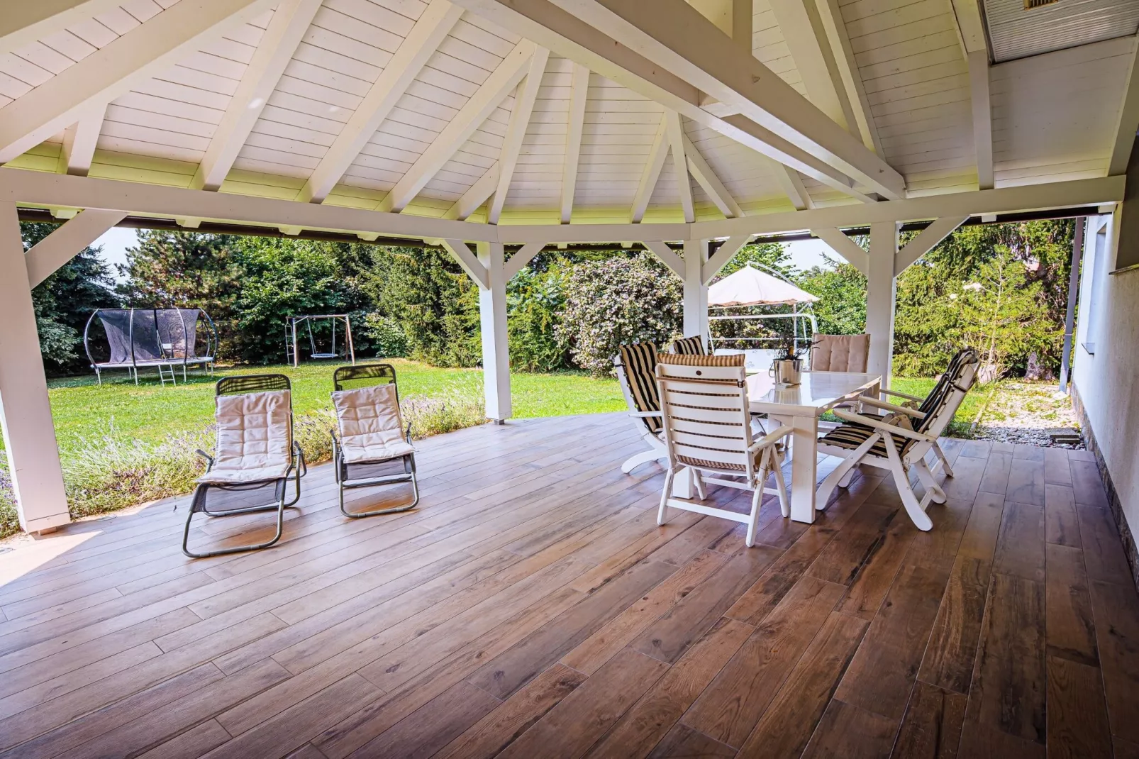 Stunning Rural Holiday Home with Garden and BBQ -  Four Bedroom Holiday Home-Buitenlucht