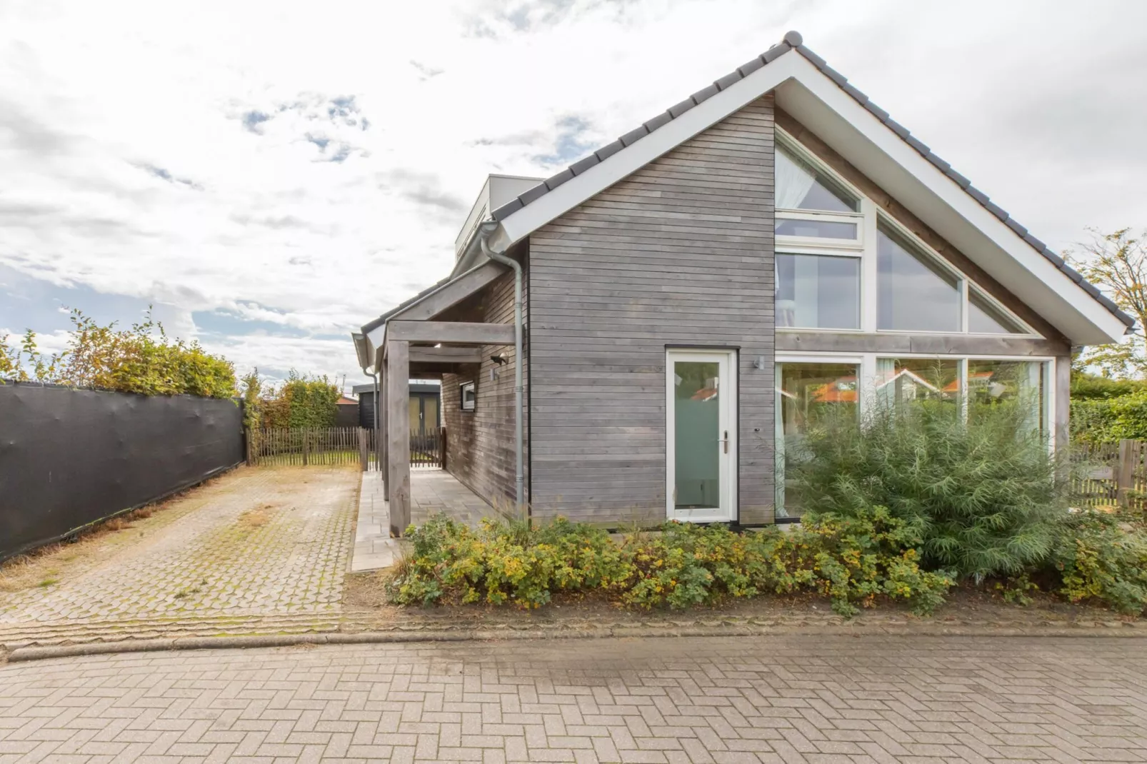 Zonnedorp Kavel 10 Renesse | Villa near the Beach & with Spacious Garden-Buitenkant zomer