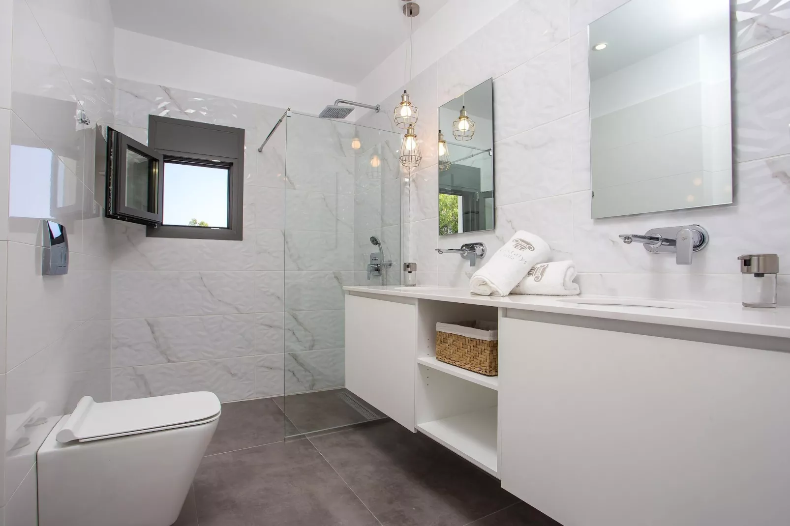 Villa Kastalys-Badkamer