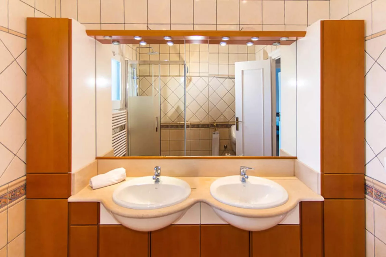 Maison à Roses-Niet-getagd