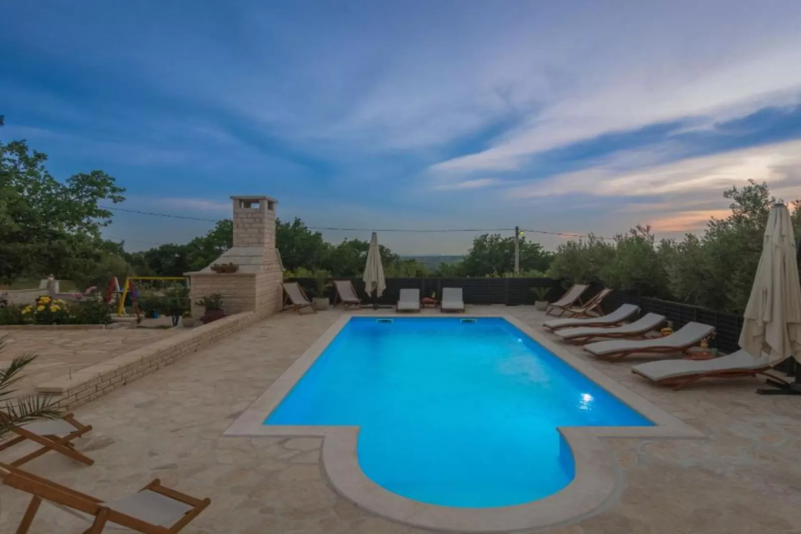 Holiday House BALEN with Swimming Pool - Six Bedroom Holiday House With Pool-Zwembad