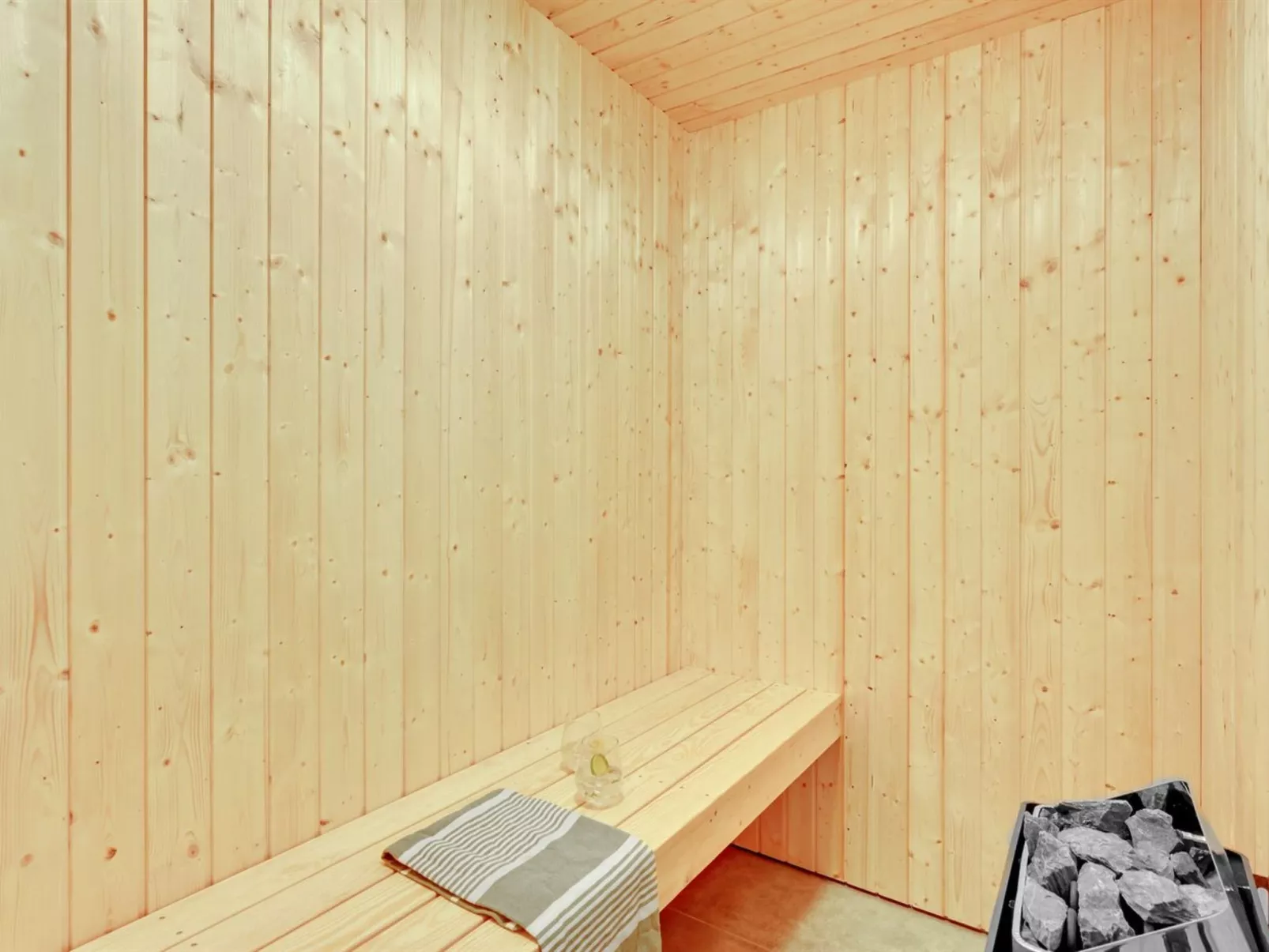 "Tola" - 450m from the sea-Binnen